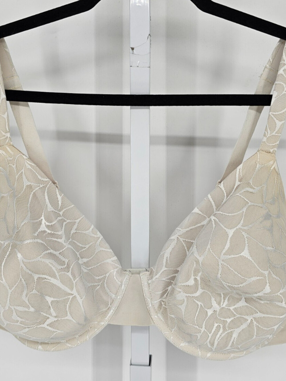 Bali Womens Sz 42D Lightly Lined T Shirt Bra Ivory Lace Overlay
